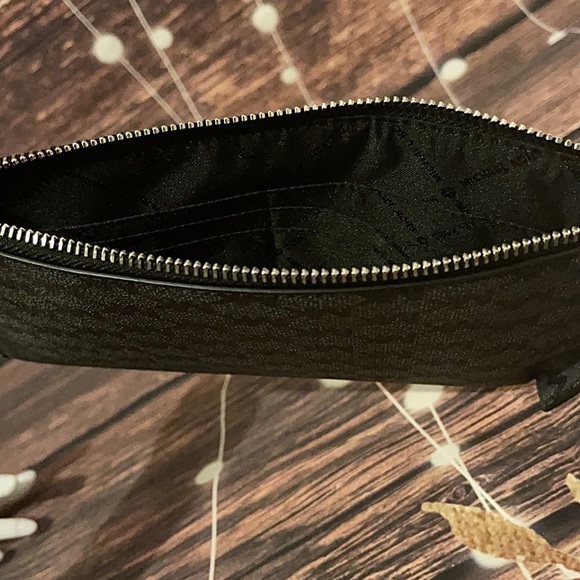 🖤MICHAEL KORS BLACK SIGNATURE ZIP CLUTCH WRISTLET - Picture 8 of 8